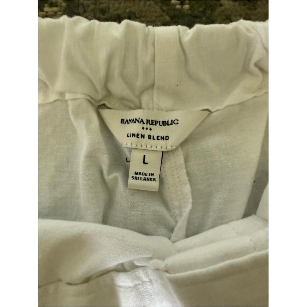 Crisp white shorts with a tailored front. Side pockets for easy storage. Ligh... - Picture 3 of 5